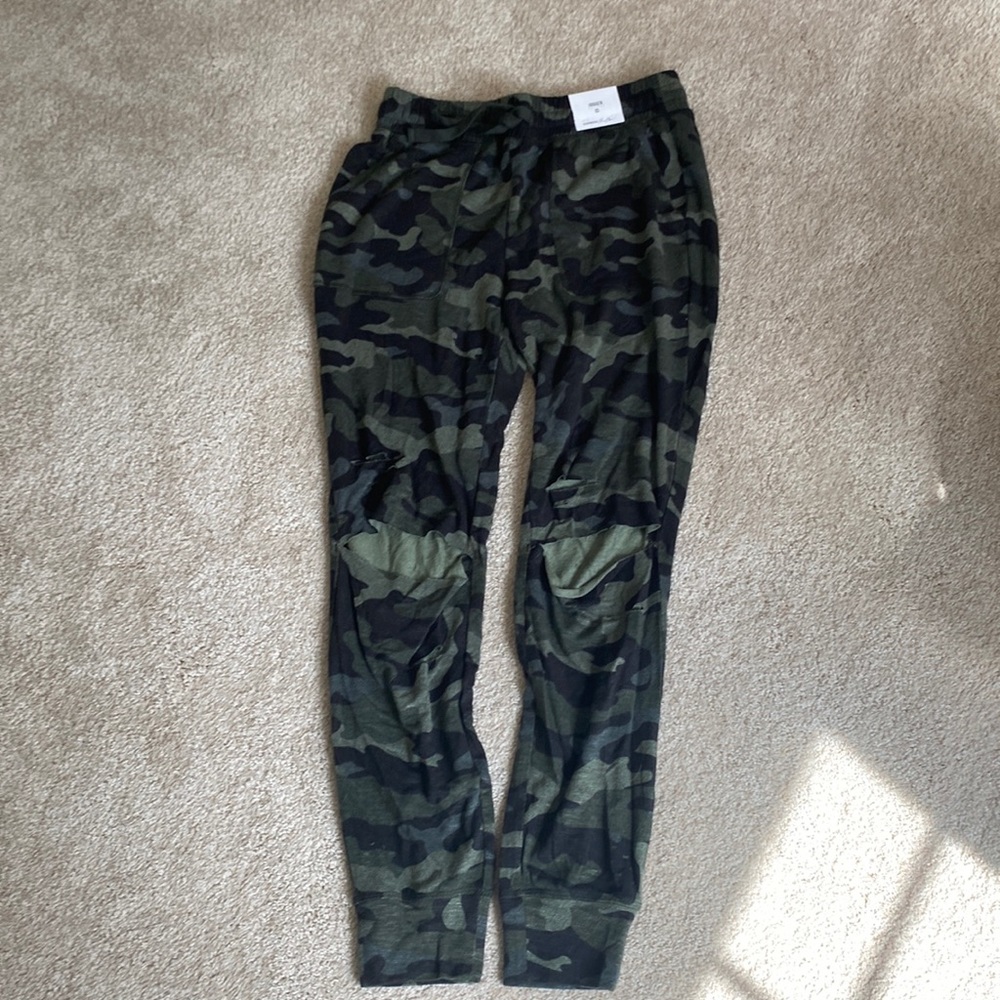 NWT womens camo jogger with distressing XS